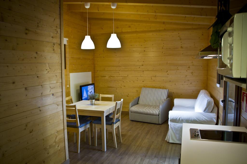 Apartamentos El Bosquet Сант-Кугат-дель-Вальес Номер фото