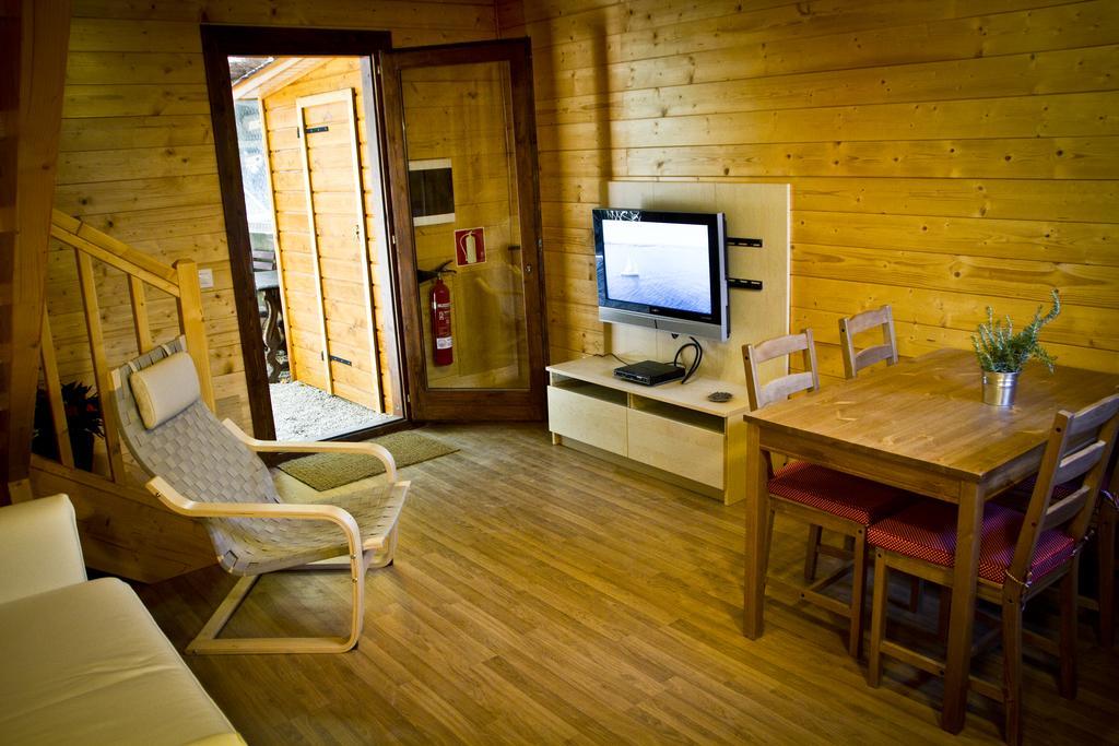 Apartamentos El Bosquet Сант-Кугат-дель-Вальес Номер фото